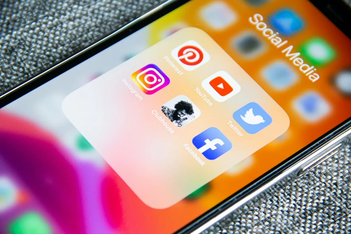 Tela de celular com uma pasta de aplicativos de redes sociais